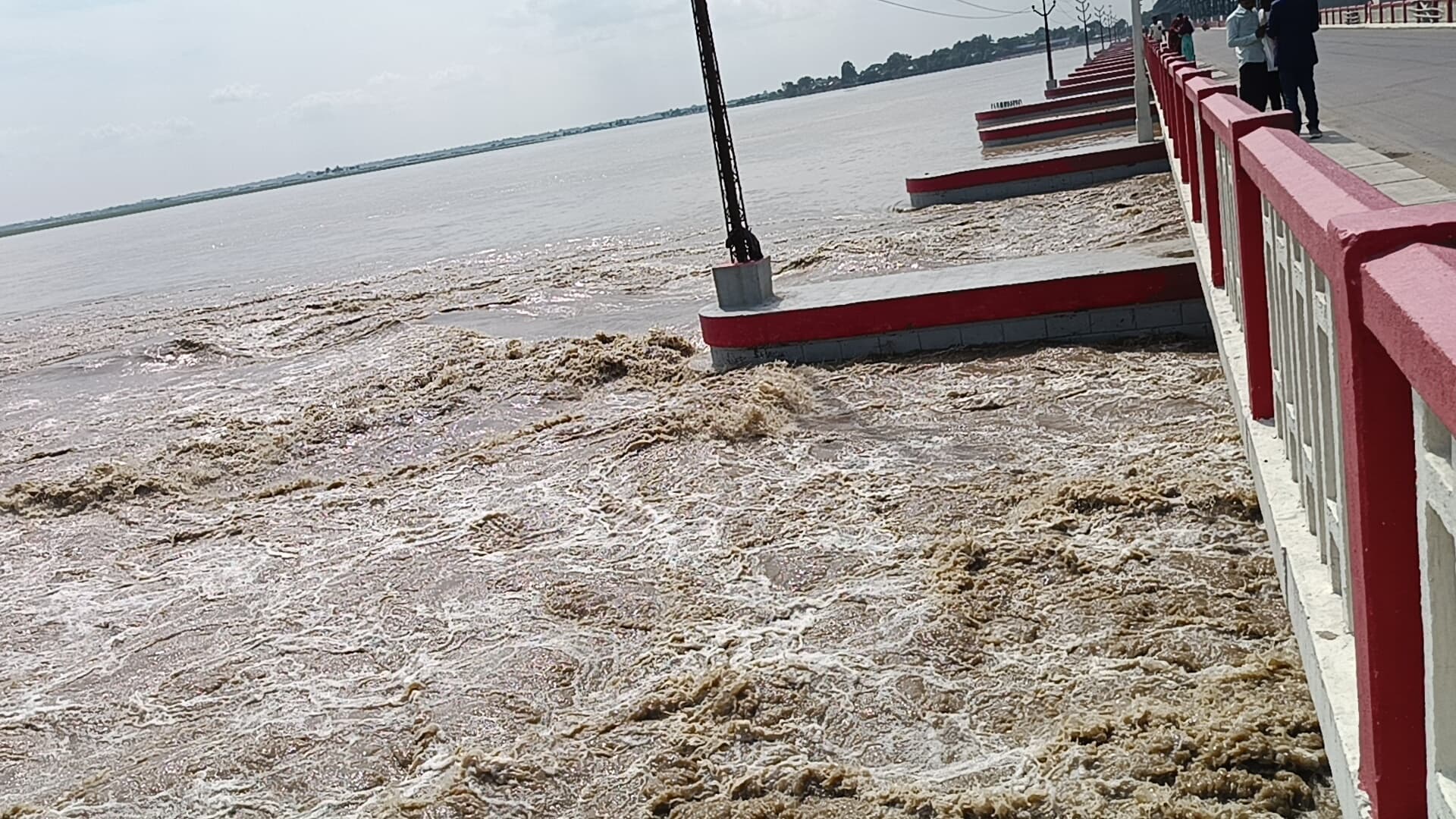 कोसी नदी का जलस्तर बढ़ा, खोले गये 18 फाटक, बराह क्षेत्र से राहत के संकेत