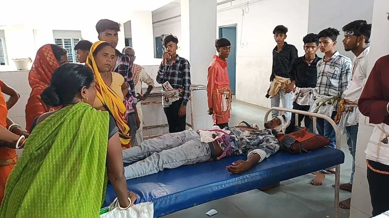 डिवाइडर से टकरायी बाइक, तीन पैकर जख्मी