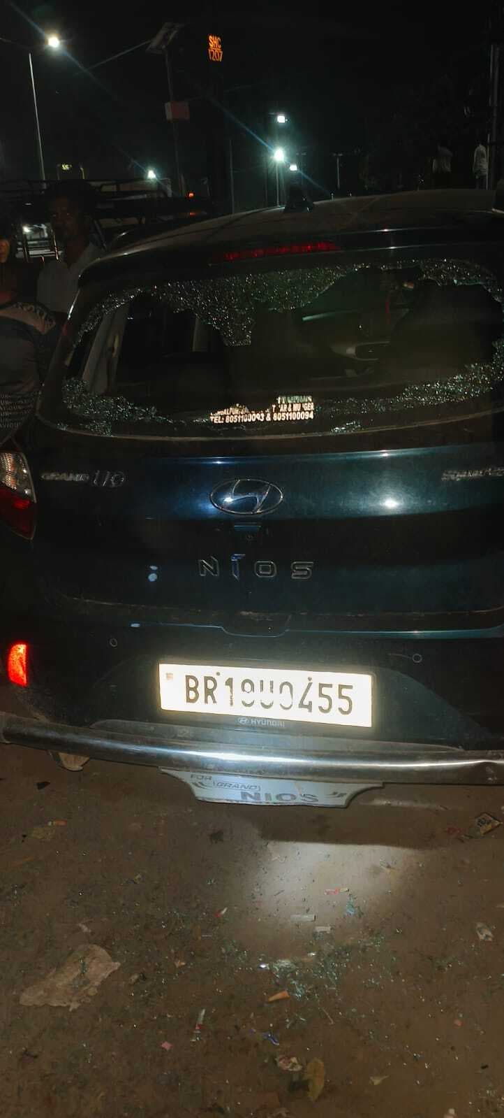 कार का शीशा तोड़कर उसमें रखा लेडीज पर्स की चोरी