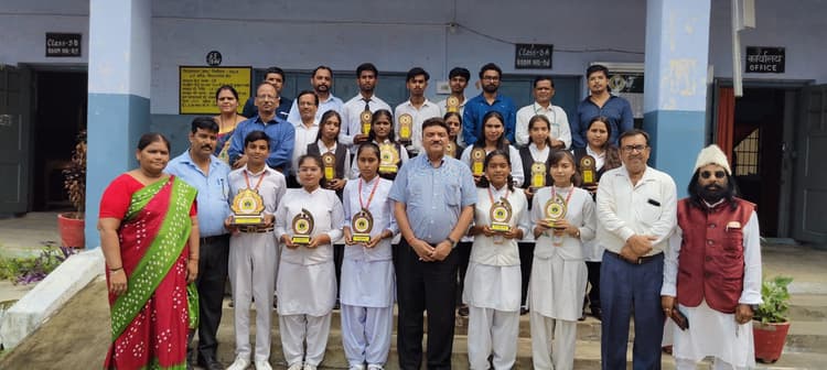 मेधावी विद्यार्थियों का मिला सम्मान
