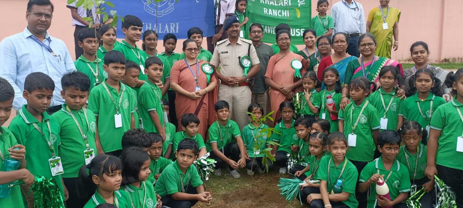 वन महोत्सव में बच्चों ने लिया पर्यावरण संरक्षण का संकल्प