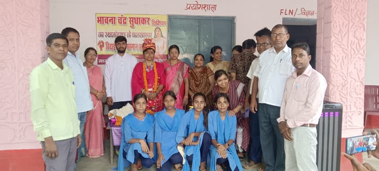 शिक्षिका के विदाई समारोह में भावुक हुए शिक्षक और छात्र