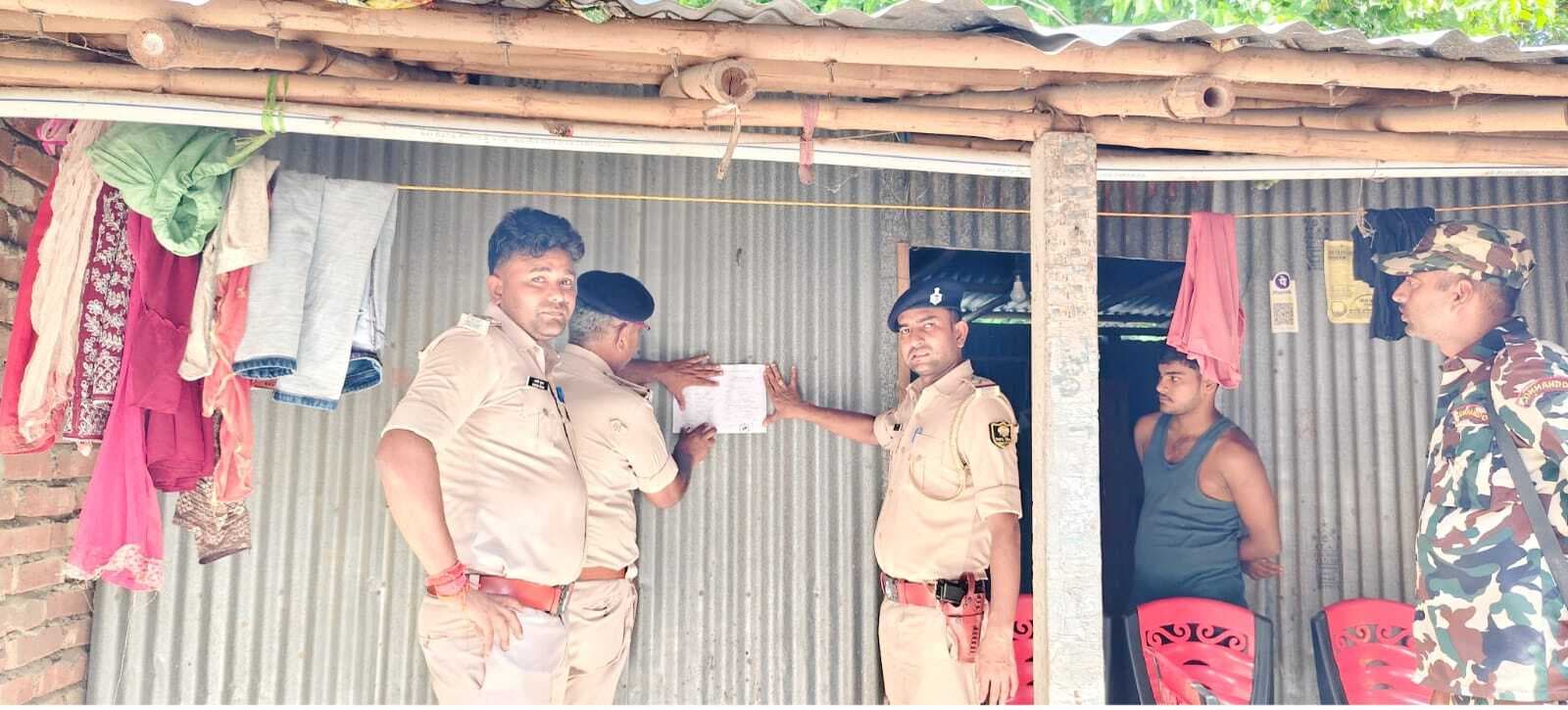 फरार आरोपितों के घर इश्तेहार चस्पा किए