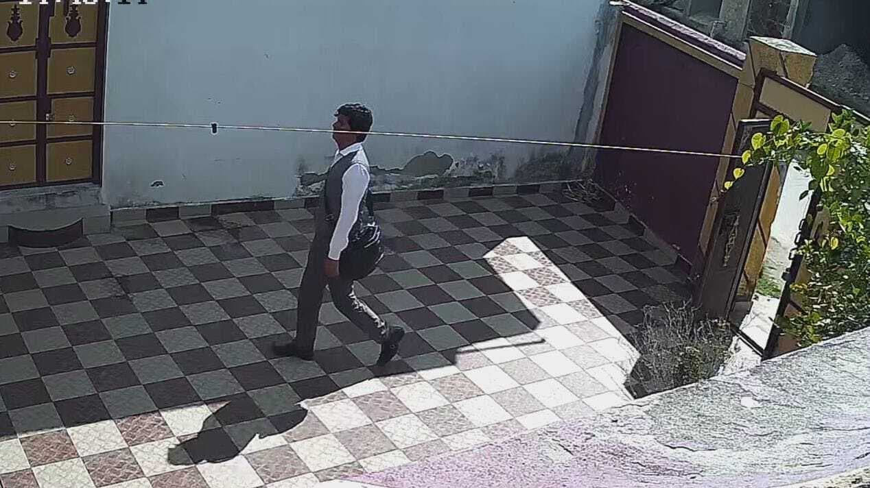 आभूषण साफ करने के बहाने चार सोने के कंगन लेकर अपराधी फरार