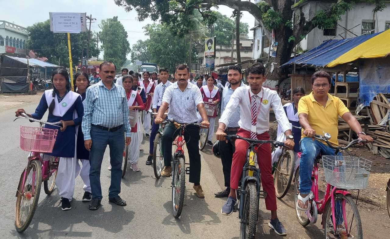 सड़क सुरक्षा को लेकर छात्र-छात्राओं ने निकाली रैली