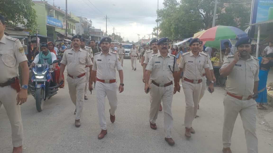 मुहर्रम को लेकर प्रशासन सतर्क, पुलिस ने निकाला फ्लैग मार्च, लोगों से की सहयोग की अपील