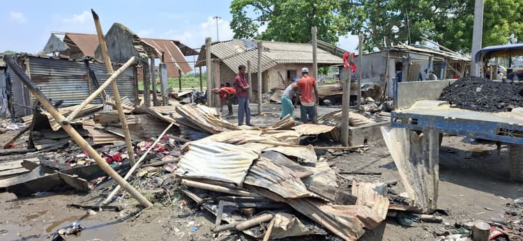 त्रिवेणीगंज बाजार में अगलगी में नौ दुकानें जली, लाखों का नुकसान