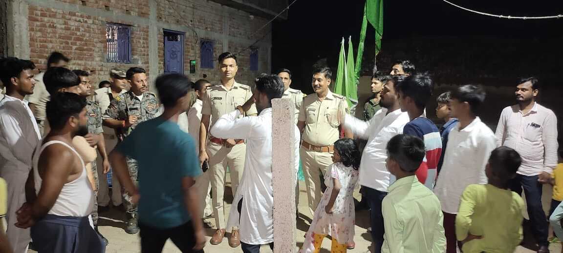 शांति की अपील को पुलिस पदाधिकारियों ने किया फ्लैग मार्च