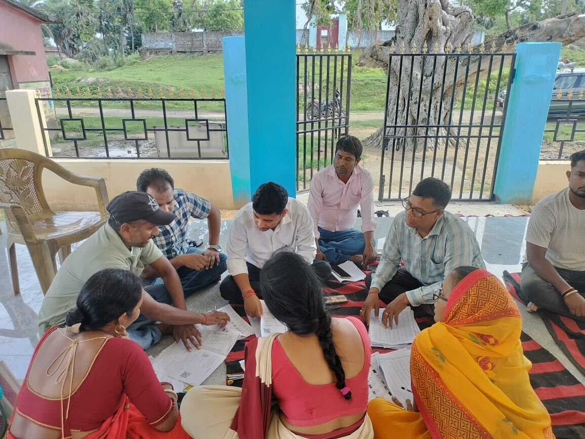 बीडीओ ने मतदाता पुनरीक्षण कार्य का लिया जायजा