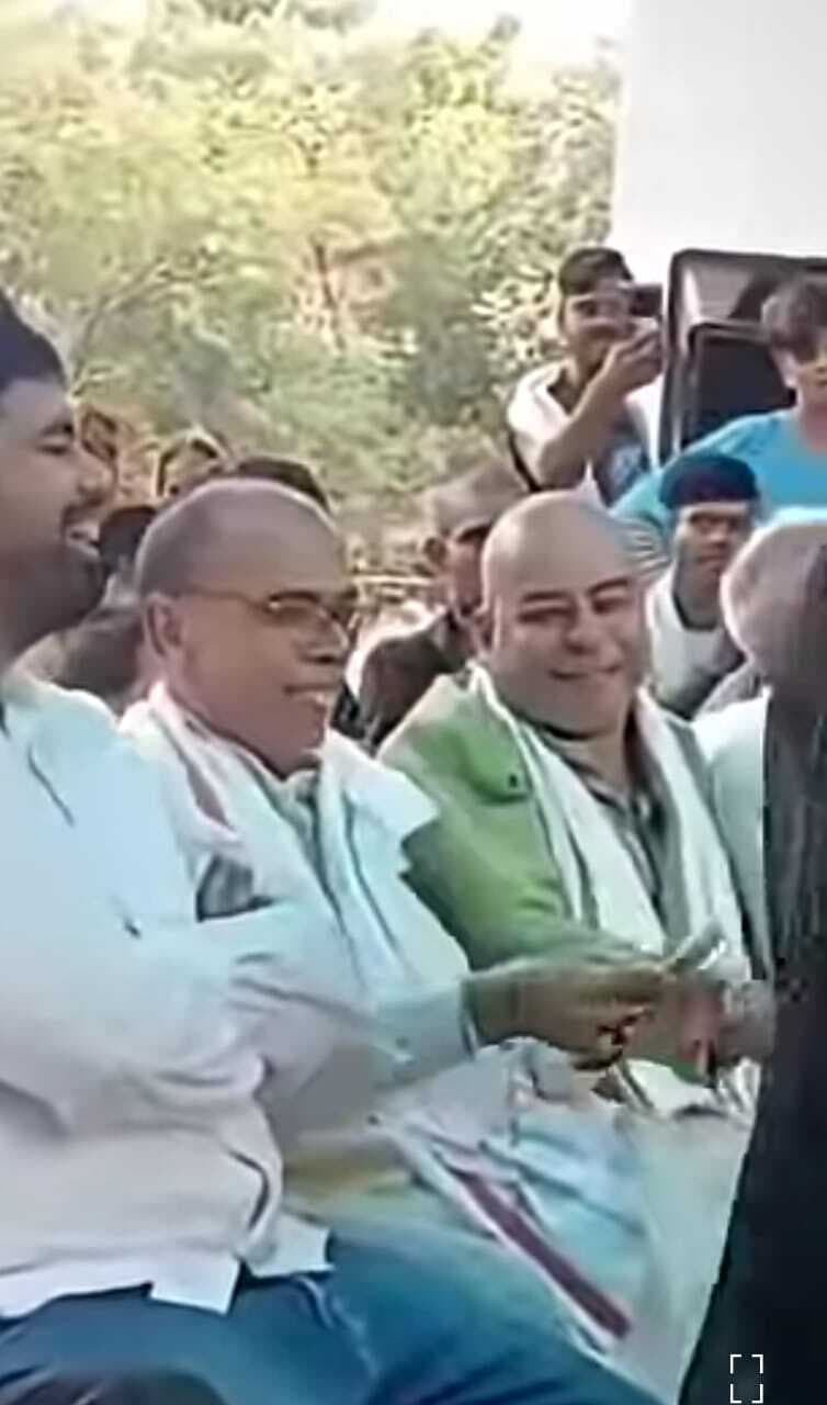 भाजपा जिलाध्यक्ष के पास बार बाला के आने व रुपये देने का वीडियो वायरल