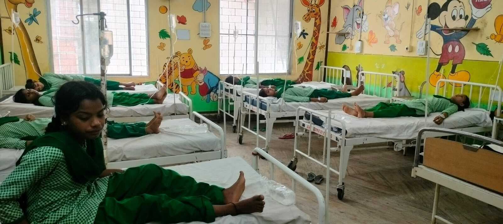 गोड्डा केजीए की 80 छात्राएं हुईं फूड प्वाइजनिंग की शिकार, अस्पताल में भर्ती