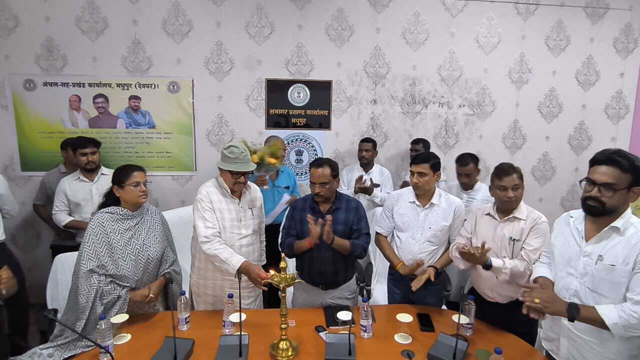 Deoghar news : सब्जी उत्पादक किसानों के बीच आपदा प्रबंधन विभाग ने बांटे चेक