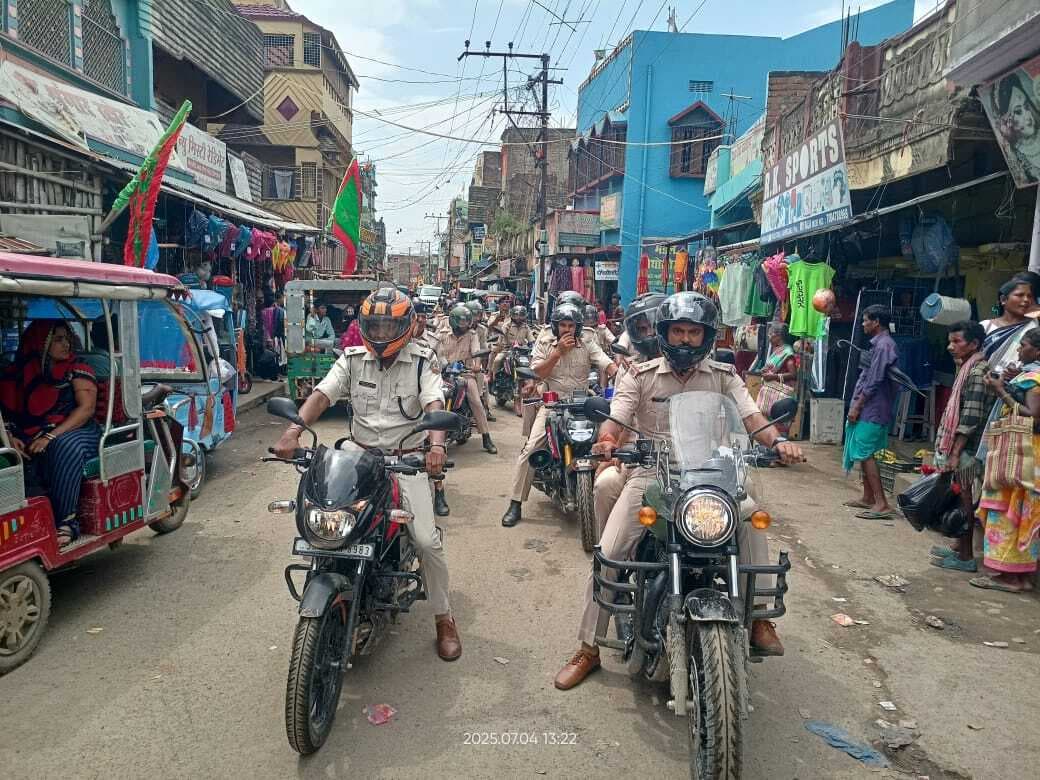 मुहर्रम को लेकर पुलिस-प्रशासन ने निकाला फ्लैग मार्च