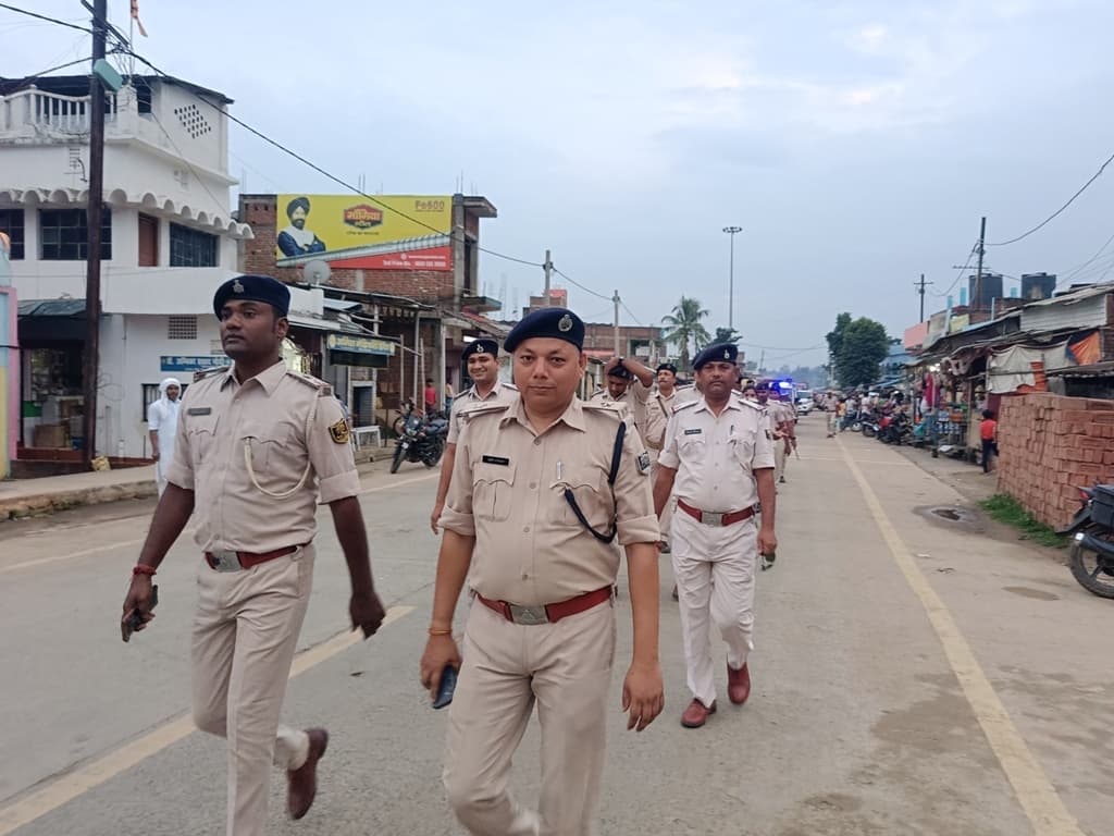 मुहर्रम को ले थानाध्यक्ष के नेतृत्व में किया गया फ्लैग मार्च