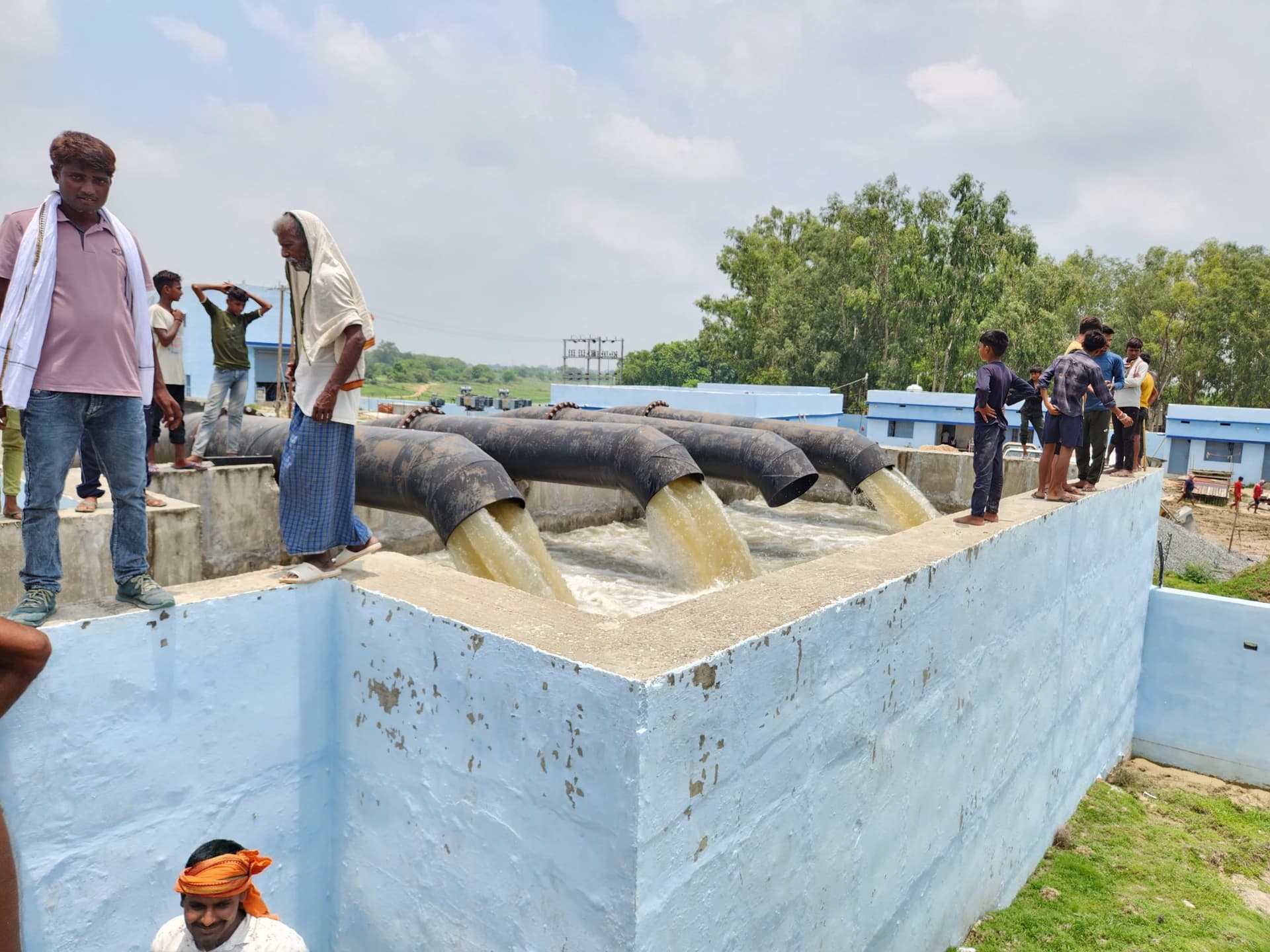 धड़हर पंप कैनाल का ट्रायल कर विधायक ने किया चालू
