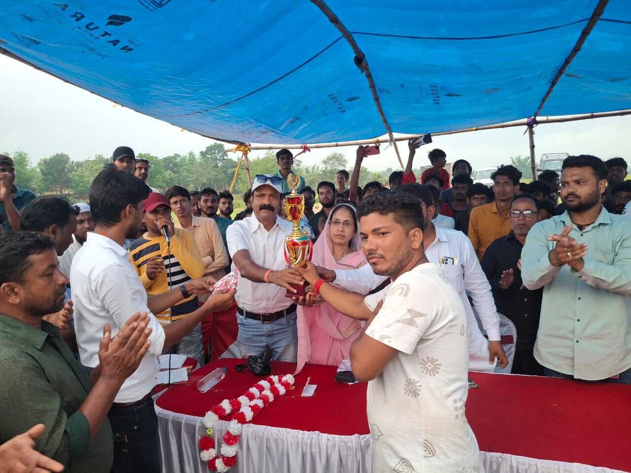 Deoghar news : क्रिकेट टूर्नामेंट का फाइनल मुकाबला, आरके वरियर ने आरिफ इलेवन को हराया