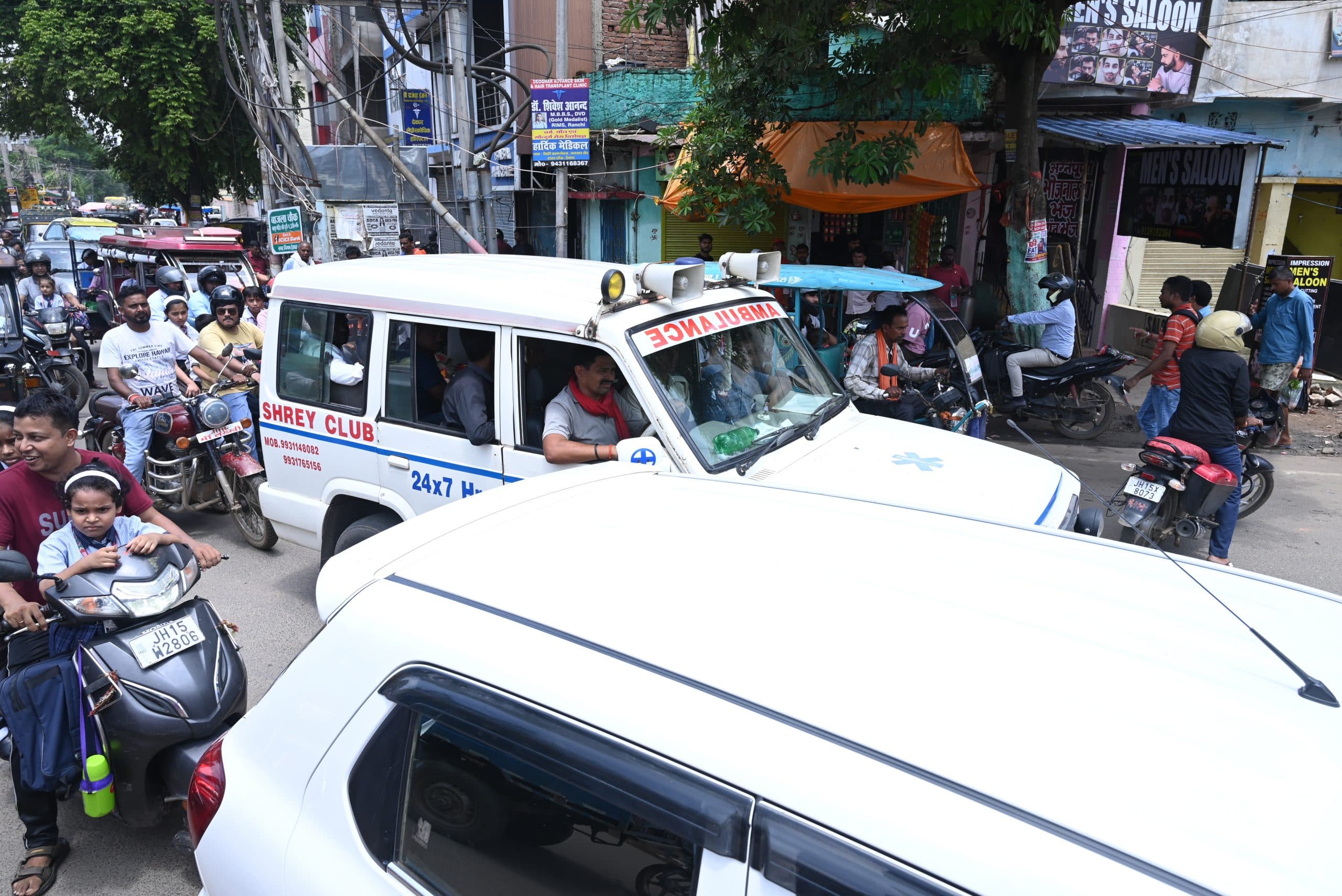 Deoghar News : देवघर में जाम बनी लोगों की मुसीबत, एंबुलेंस और स्कूली बच्चे फंसे रहे