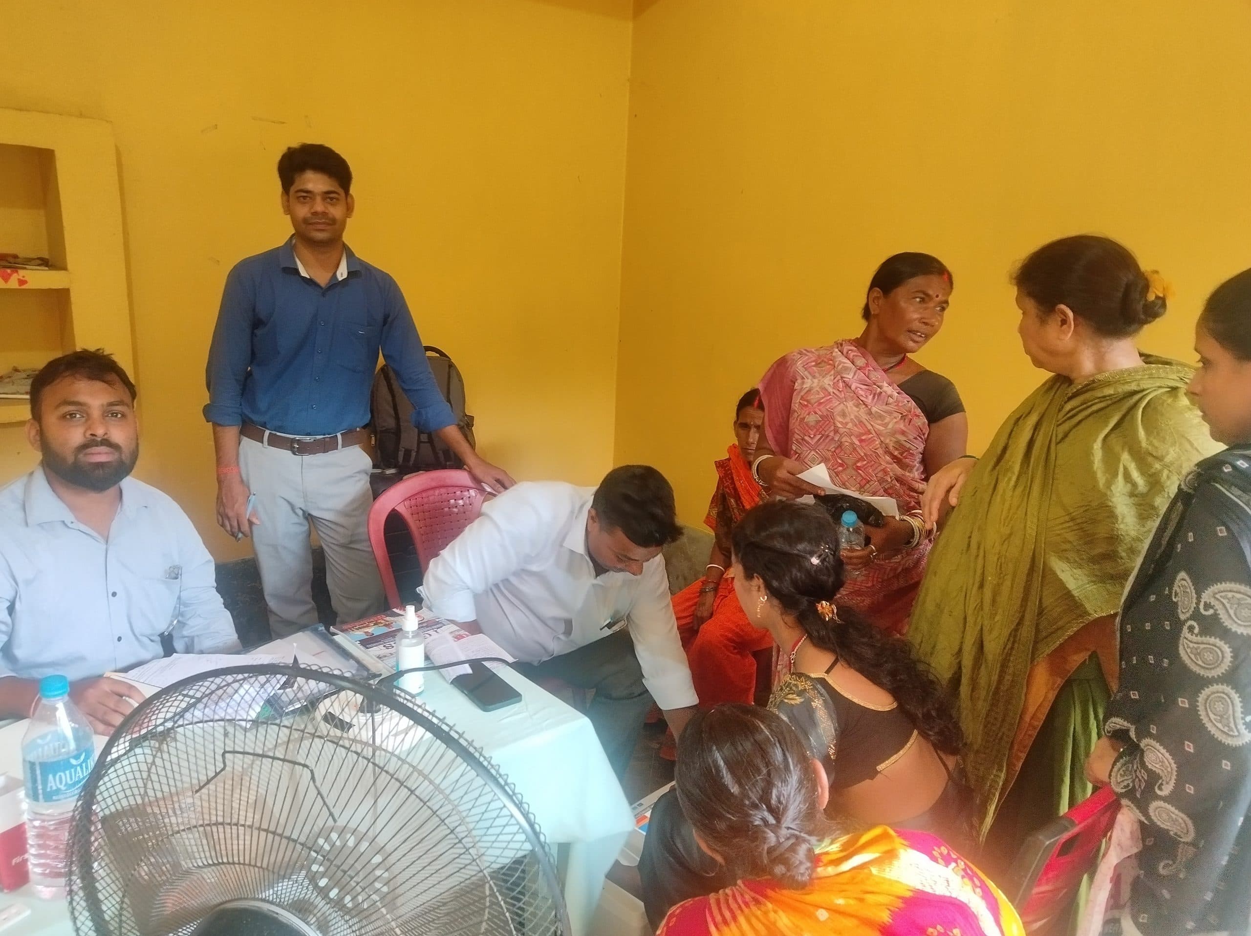 शिविर में लोगों के स्वास्थ्य की जांच की गयी