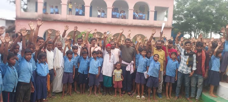 मगही स्कूल में पढ़ाई नहीं होने से अभिभावक आक्रोशित, मुख्य द्वार पर जड़ा ताला