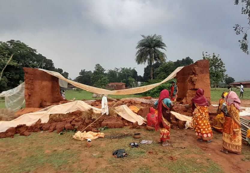 Deoghar news : बारिश के कारण निर्माणाधीन घर गिरने से महिला की मौत, पति घायल