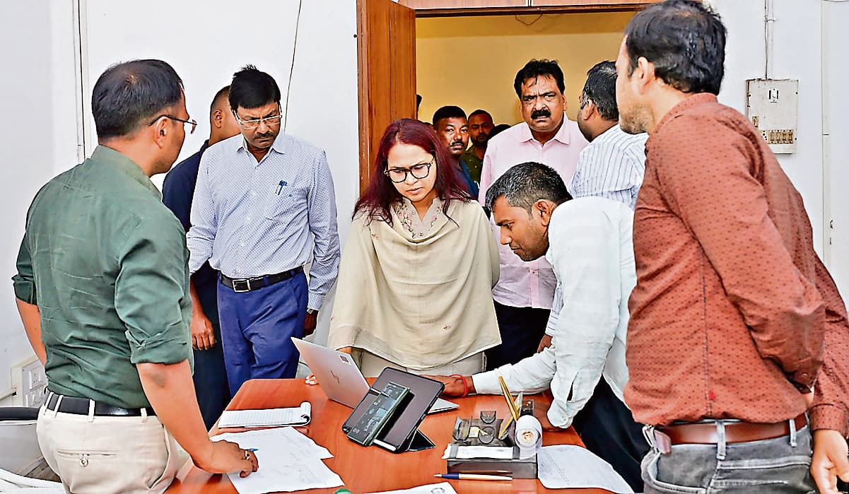 Political news : विलंब से कार्यालय आनेवाले कर्मियों को जारी करें शो-कॉज : कृषि मंत्री