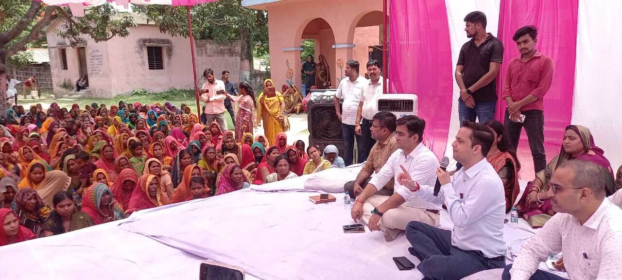 Madhubani News : डीएम ने तिसियाही में विशेष गहन पुनरीक्षण अभियान के लिए किया जागरूक