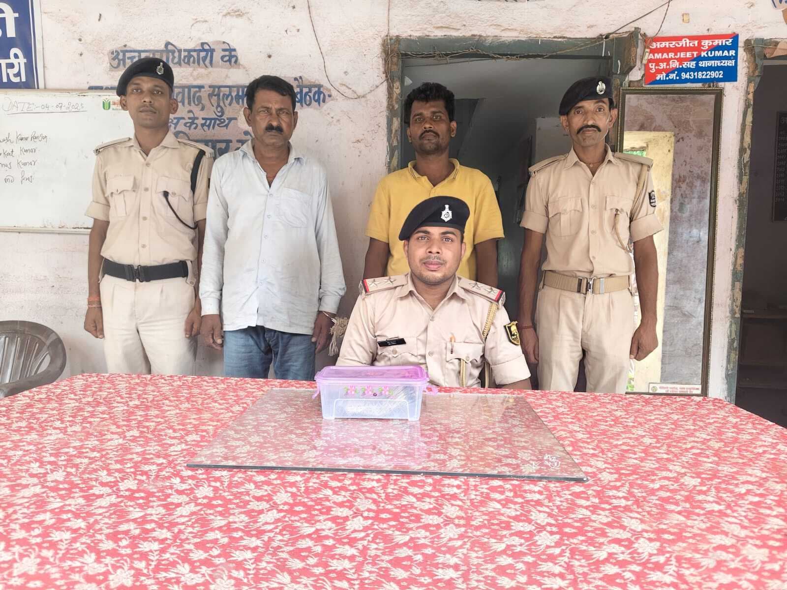 Motihari: कपड़ा व्यवसायी से कैश लूटकर भाग रहे दो अपराधी गिरफ्तार