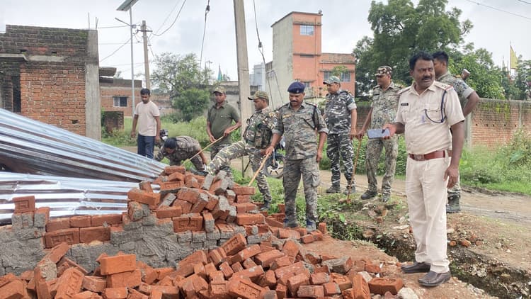 Giridih News :अतिक्रमण कर बनाये कमरे को किया ध्वस्त