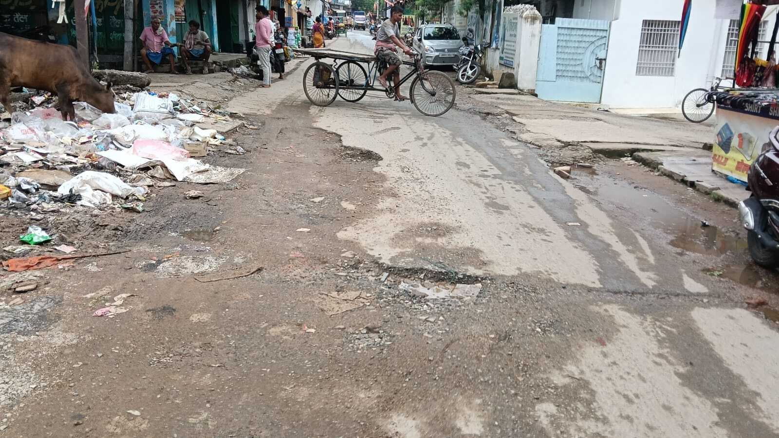 Chaibasa News : बारिश ने बिगाड़ी शहर की रफ्तार, गड्ढों से पटी सड़कें बनीं मुसीबत