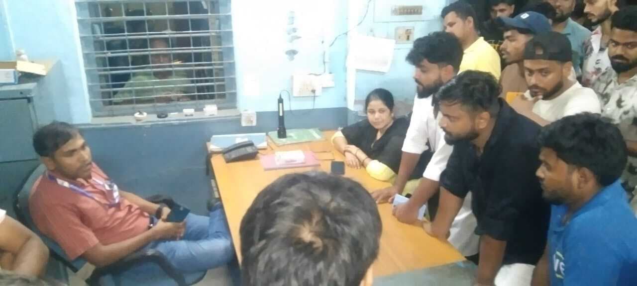 Bokaro News : दो दिनों से बिजली गुल, ग्रामीणों ने सबस्टेशन घेरा