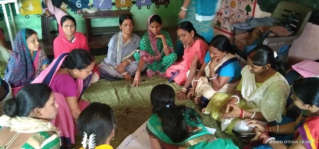 Chaibasa News : जगन्नाथपुर : लाभुकों और समिति के सदस्यों को आंगनबाड़ी केंद्र के महत्व की जानकारी दी