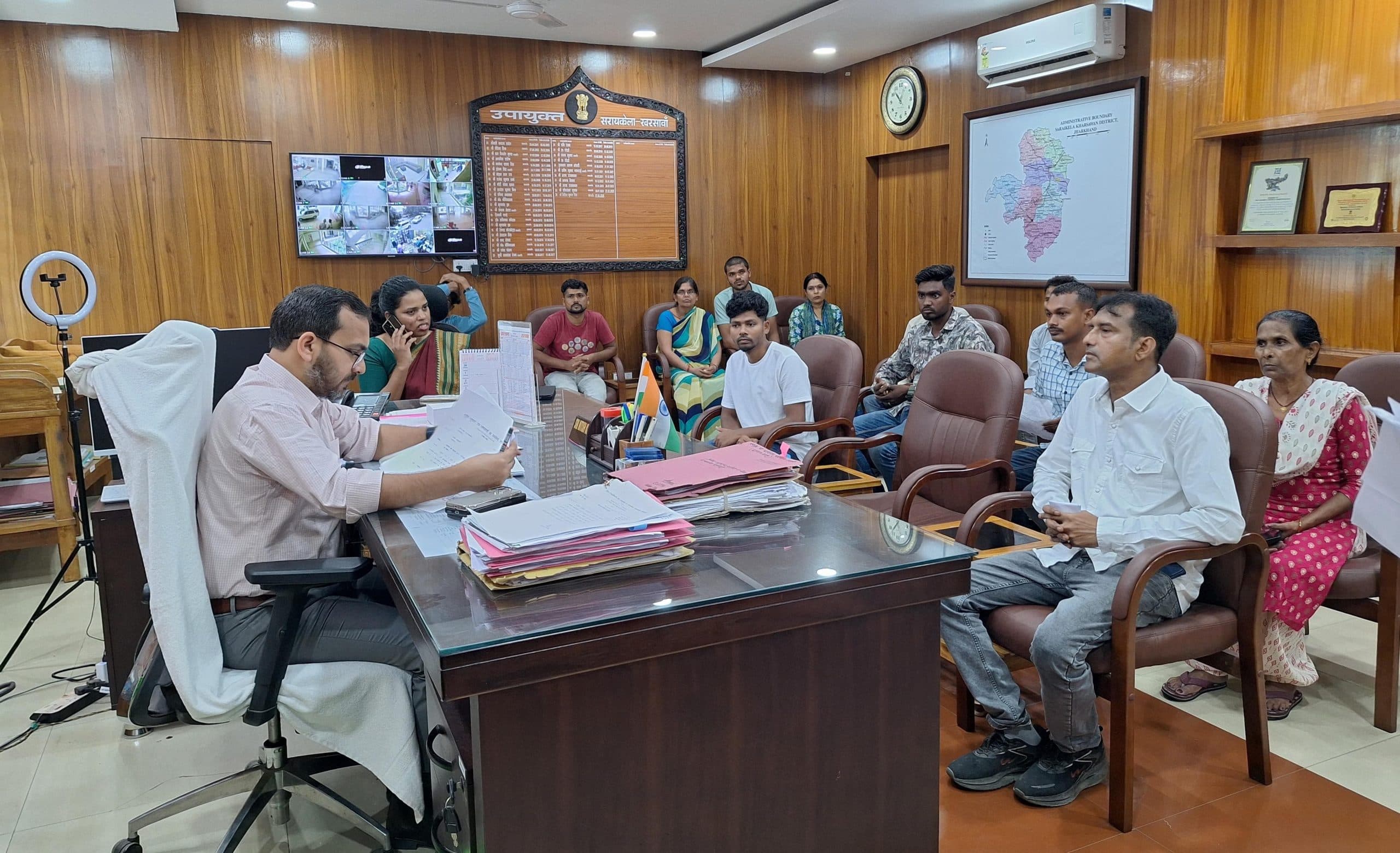 Seraikela Kharsawan News : किताब और ड्रेस की मनमानी कीमत वसूल रहे निजी स्कूल