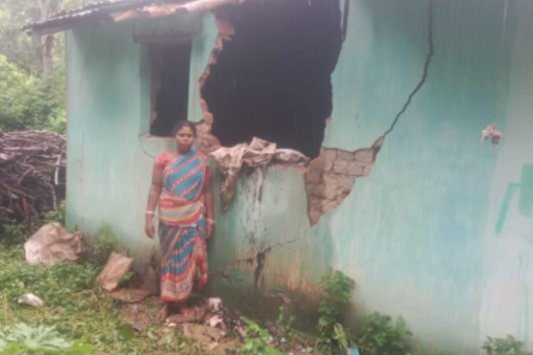 Chaibasa News : चंपुआ में हाथियों ने 10 घरों को तोड़ा, खा गये अनाज