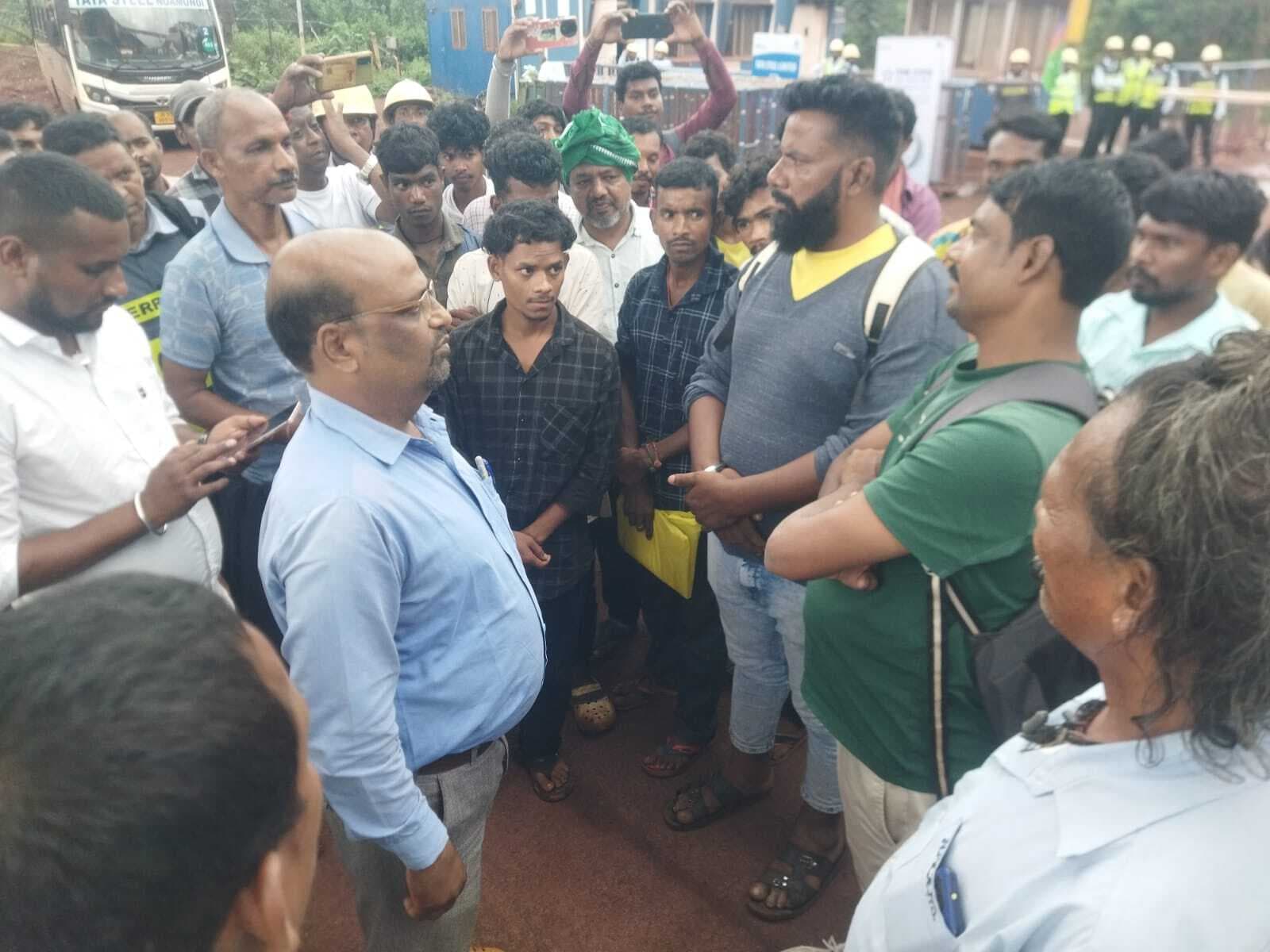 Chaibasa News : रोजगार की मांग को लेकर ग्रामीणों ने माइंस गेट 10 घंटे जाम किया