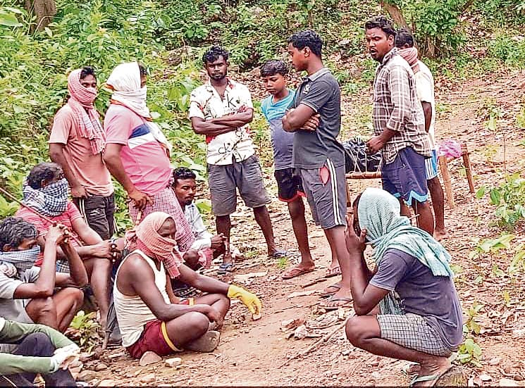 East Singhbhum News :फूलझोर जंगल में पत्थर से दबी मिली युवक की लाश