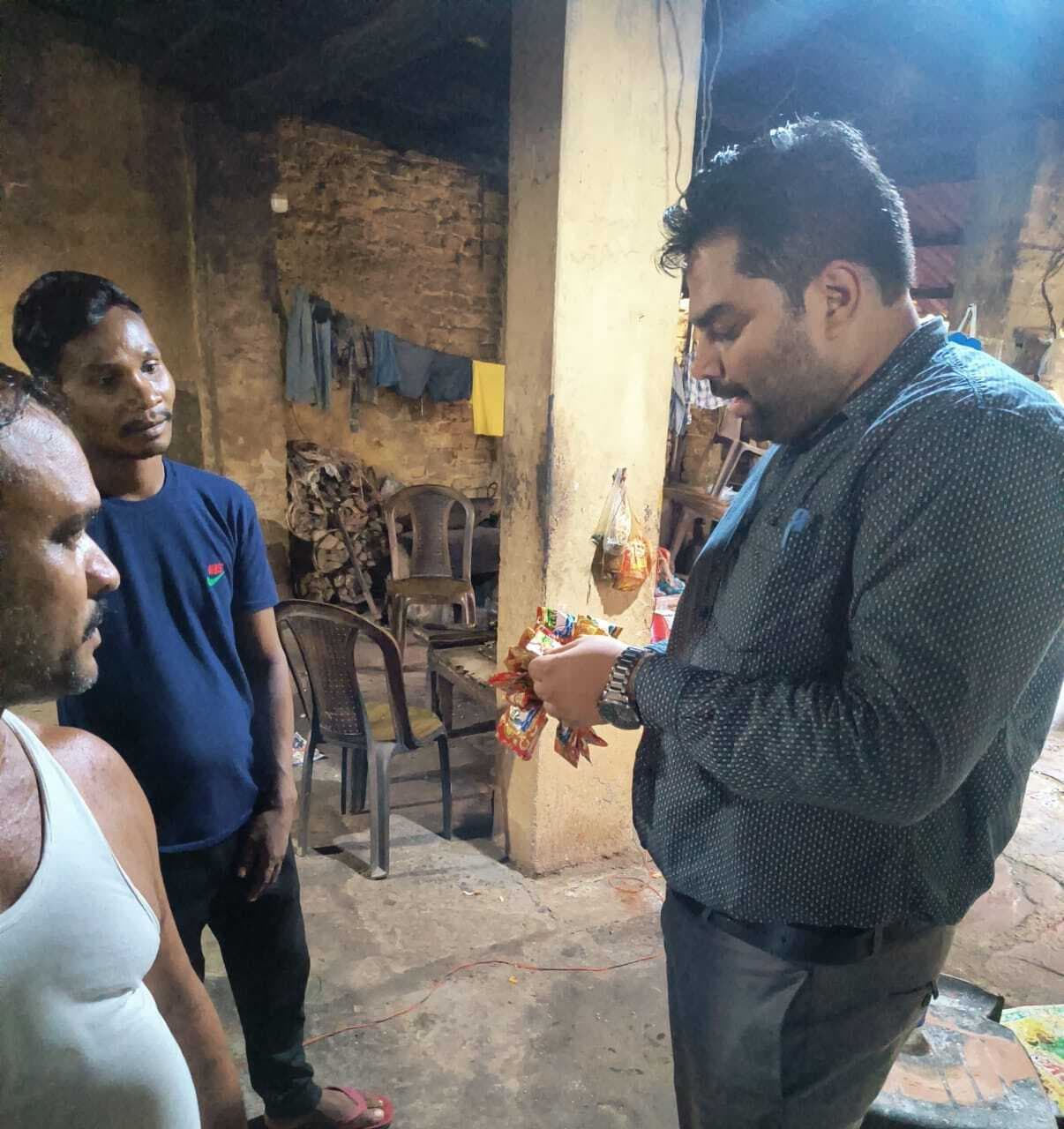 Chaibasa News : विशाल रेस्टोरेंट और होटल सागर में मिली गंदगी, जुर्माना