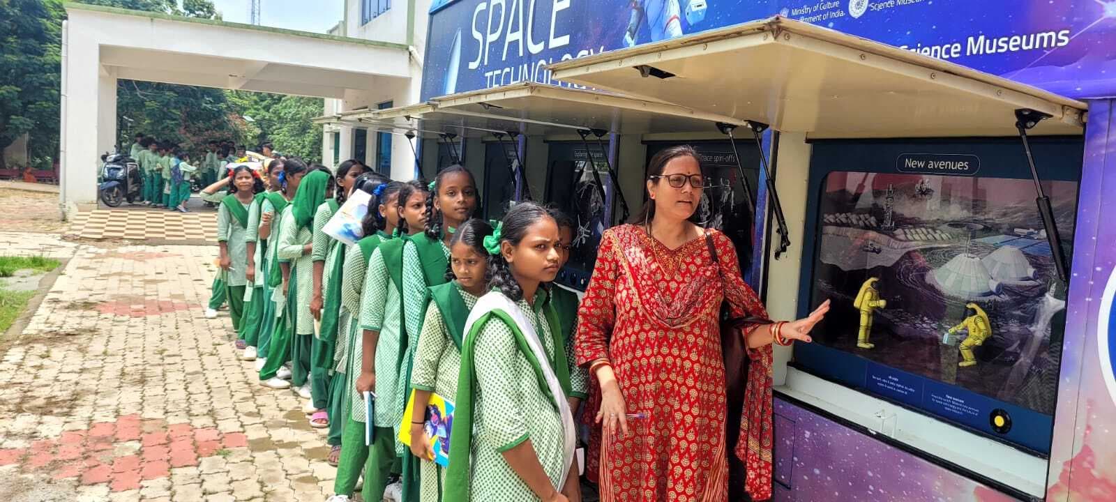 Seraikela Kharsawan News : विज्ञान के प्रति रुचि बढ़ा रहा मोबाइल साइंस एग्जीबिशन वैन