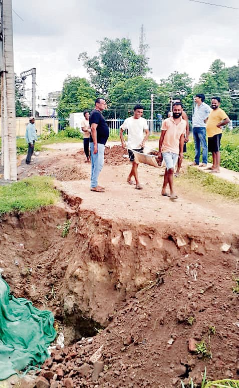 East Singhbhum News : बारिश ने ढाया कहर, पावड़ा में टूटा बांध, कई खंभे गिरे, अंधेरे में डूबा इलाका
