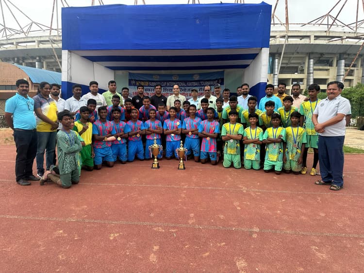 Sports : चान्हो को हरा बुढ़मू बना लिटिल चैंप्स फुटबॉल टूर्नामेंट का चैंपियन