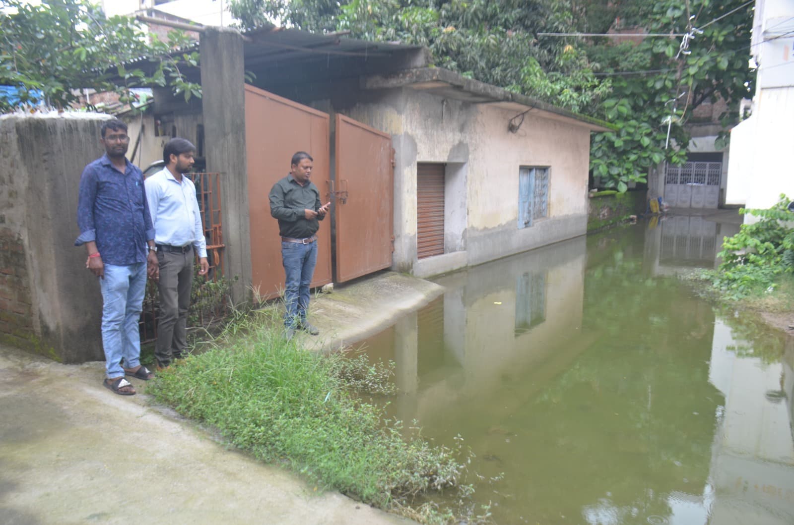 Dhanbad News : सहजानंद नगर में जलजमाव से हाहाकार, निगम की टीम ने की जांच