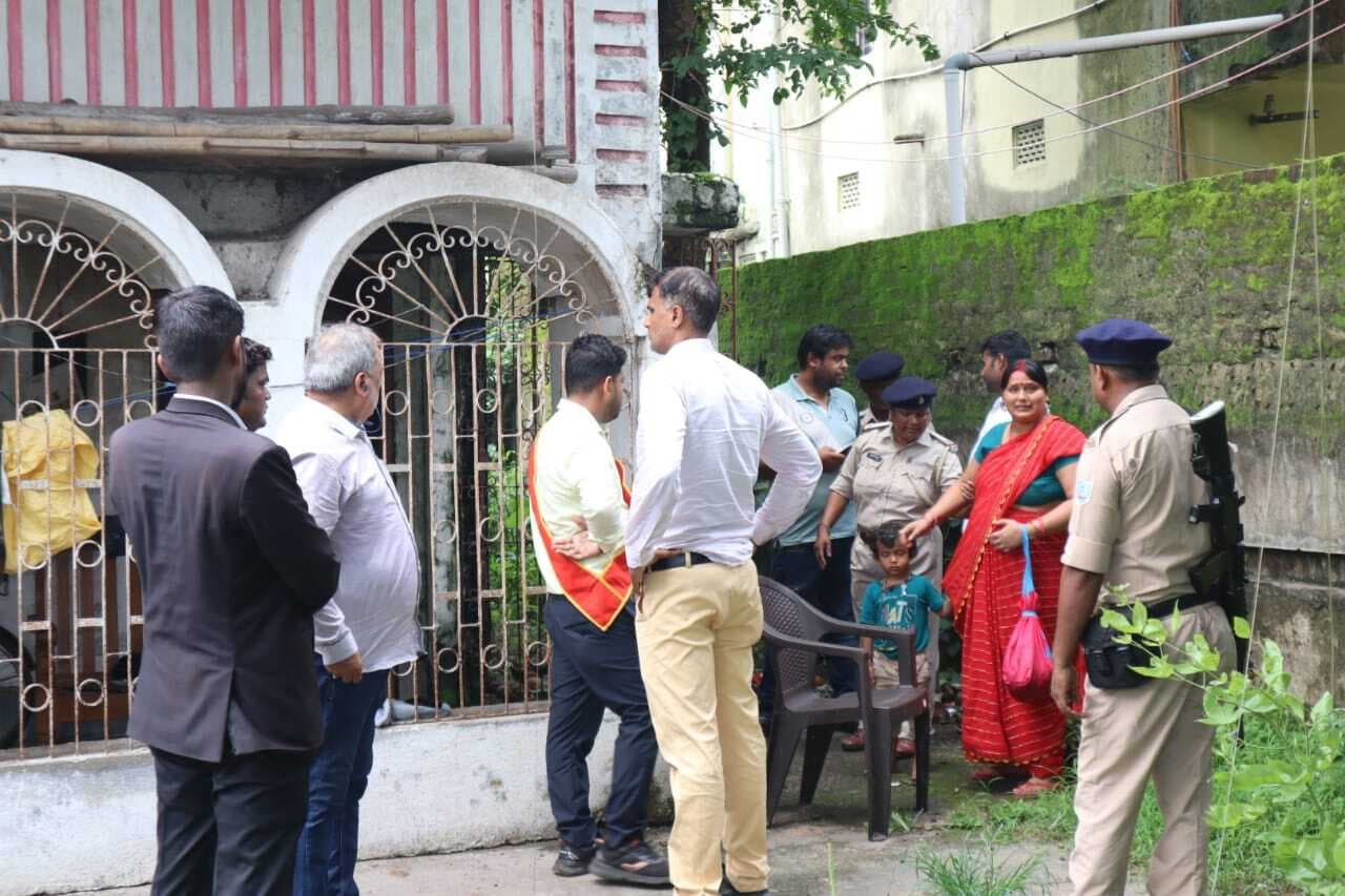 Dhanbad News : कोर्ट के आदेश पर पुलिस ने पिता को दिलाया मकान पर कब्जा