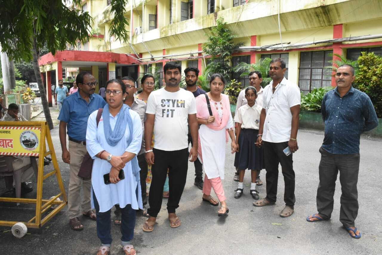 Dhanbad News: तीन साल बाद भी नहीं मिला फ्लैट, निगम में महिलाओं ने किया हंगामा
