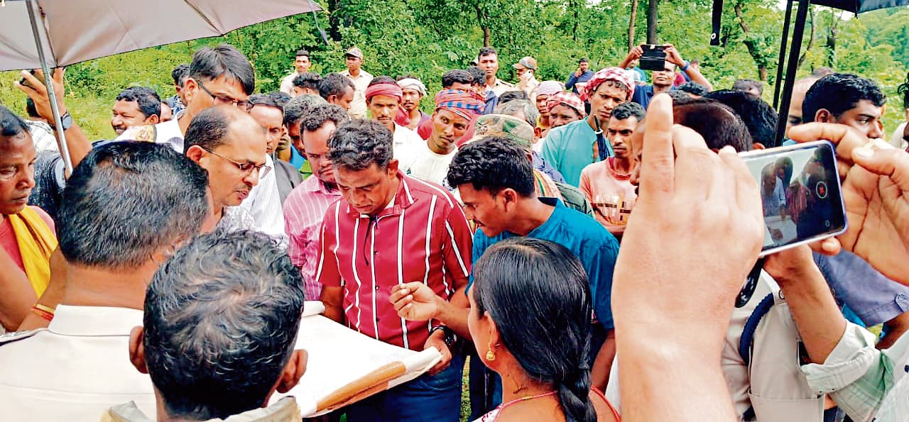 Rourkela News: कुराढ़ी नाले के पास रुंगटा कंपनी की ओर से जमीन अधिग्रहण का ग्रामीणों ने किया विरोध