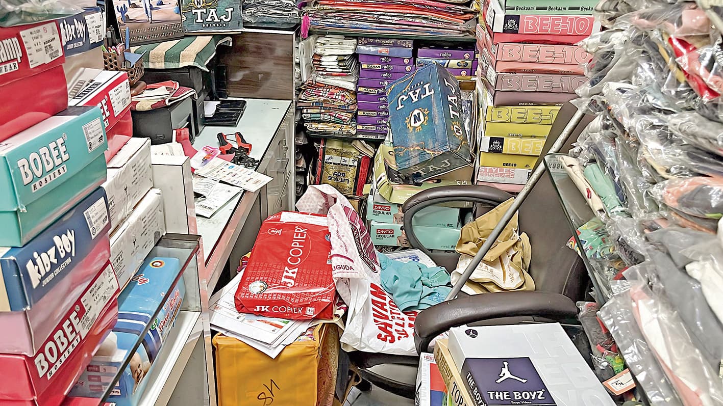 Jharsuguda News: एक ही रात तीन दुकानों से तीन लाख से अधिक नकद व लाखों का सामान चोरी