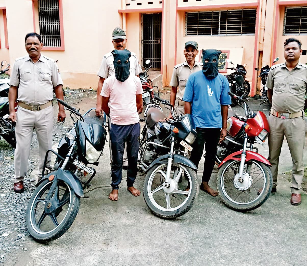 Rourkela News: ट्रैफिक मार्केट पार्किंग से दोपहिया चुरा रहे दो शातिर गिरफ्तार, तीन बाइक जब्त