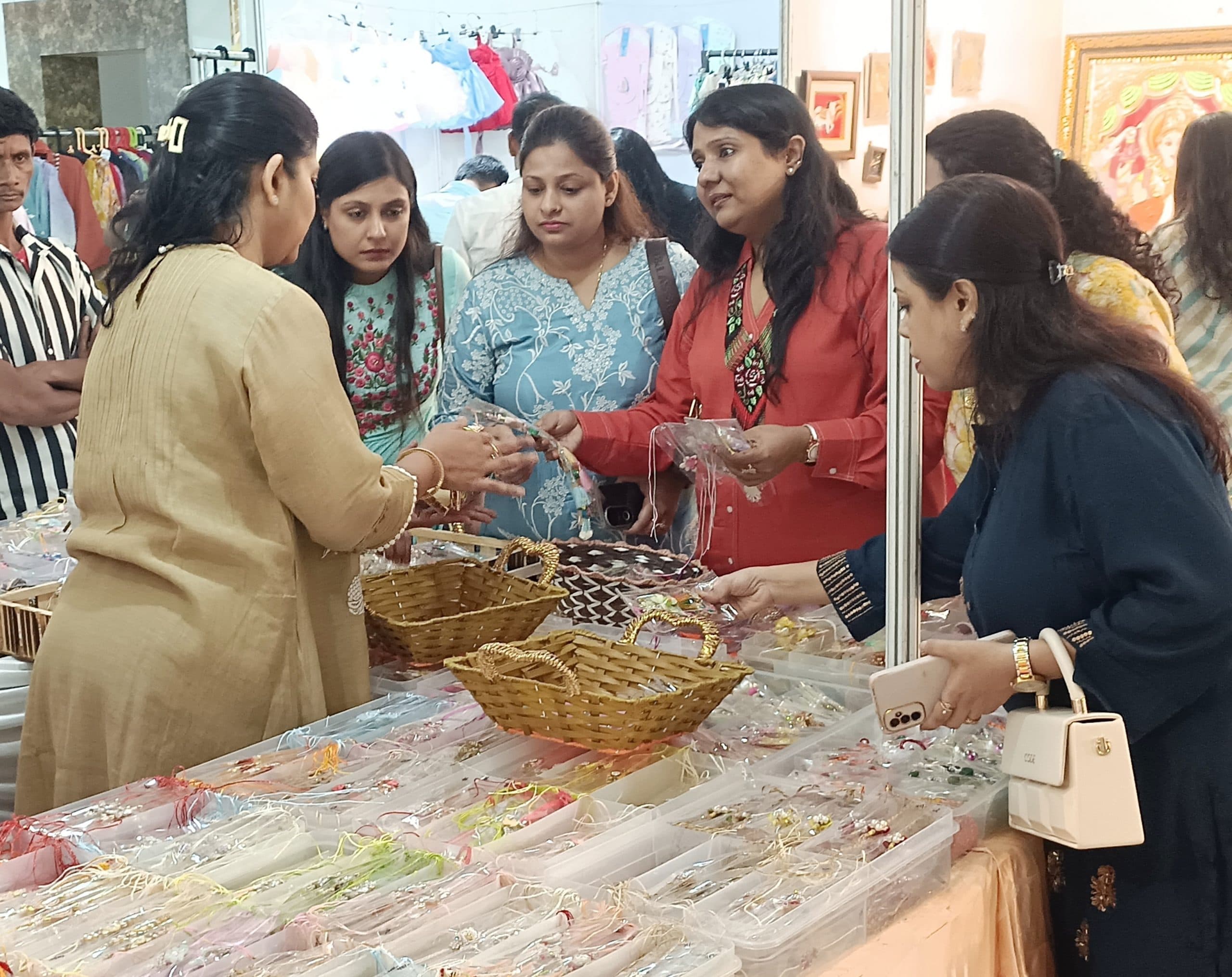 Dhanbad News: महिलाओं को लुभा रही डिजायनर कुर्ती व साड़ी, होम डेकोरेटिव आइटम के साथ लजीज व्यंजनों का लगा है स्टॉल