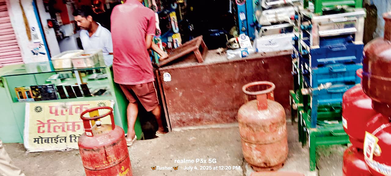 Jamshedpur News : मानगो : घरेलू गैस सिलिंडर की खरीद-बिक्री-कटिंग रैकेट का भंडाफोड़, तीन दुकानें सील