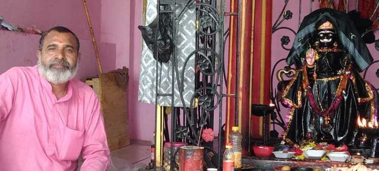 Motihari: न्याय और अनुशासन के प्रतीक हैं शनिदेव : कमलेश्वर दास