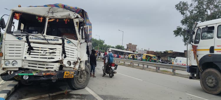 हाइवा ने बस को पीछे से मारी टक्कर, चार लोग घायलपटना-रांची फोरलेन एनएच-20 पर फतेहपुर मोड़ के पास गुरुचक पुल के नीचे की घटनाप्रतिनिधि, अकबरपुरपटना-रांची फोरलेन एनएच-20 पर अकबरपुर थाना क्षेत्र के फतेहपुर मोड़ के पास गुरुचक पुल के नीचे शनिवार सुबह एक यात्री बस में हाइवा ने टक्कर मार दी. जिससे चार लोग घायल हो गये. घटना के संबंध में बताया जा रहा है कि गुरुचक गांव के नजदीक भवानी बस झारखंड के तिलैया से पटना यात्रियों को लेकर जा रही थी. तभी गुरुचक गांव के पास सवारी उतारते समय पीछे से आ रहे हाइवा ने टक्कर मार दी. टक्कर इतनी जोरदार थी कि बस सड़क किनारे एक घर से जा टकरायी. वहीं ओवरलोड हाइवा डिवाइडर तोडते हुए गुरुचक मोड़ के पास चला गया. हादसे में बस का अगला और पिछला हिस्सा बुरी तरह क्षतिग्रस्त हो गया. इस हादसे में चार यात्री घायल हो गये. घायलों में कोडरमा के बेलघाड़ा निवासी 62 वर्षीय किशुन यादव, नवादा की बेबी नीलम, एकंगर सराय के मनोज कुमार और बेलघाड़ा की बलवा देवी शामिल हैं. सभी यात्री कोडरमा से पटना की ओर जा रहे थे. घटना की सूचना पाकर सीओ संजय कुमार प्रसाद ने तत्काल मौके पर पहुंच कर ग्रामीणों व राहगीरों की मदद से घायलों को अस्पताल पहुंचाया. प्रखंड चिकित्सा पदाधिकारी डॉ राजेश कुमार के अनुसार सभी घायल खतरे से बाहर हैं. पुलिस ने दोनों वाहनों को जब्त कर सुरक्षित स्थान पर रख दिया है.