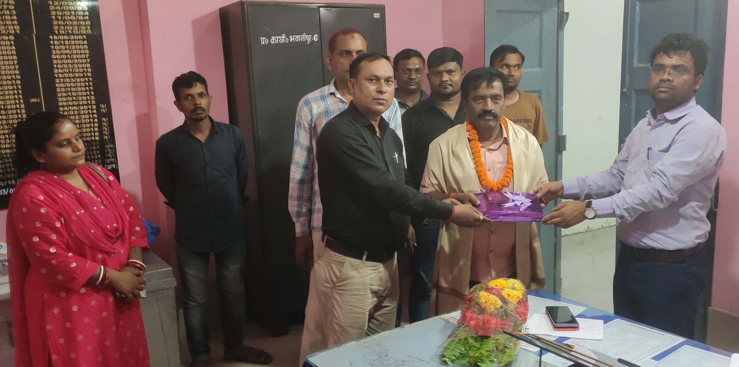 प्रधान सहायक के स्थानांतरण दी विदाई